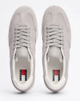 baskets-tommy-jeans-grises-em0em01516prz-dessus