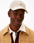 casquette-tommy-hilfiger-beige-porte