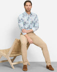 chemise-motifs-olymp-bleue-homme-porte