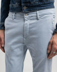chino-replay-homme-bleu-zoom
