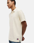 polo-tommy-jeans-blanc-zoom