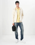 sweat-zippe-boss-jaune-homme-porte