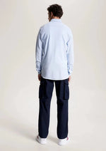 Laden Sie das Bild in den Galerie-Viewer, Chemise homme Tommy Hilfiger ajustée bleu clair en coton bio | Georgespaul 
