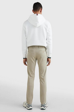 Laden Sie das Bild in den Galerie-Viewer, Pantalon chino slim Tommy Hilfiger beige en coton stretch
