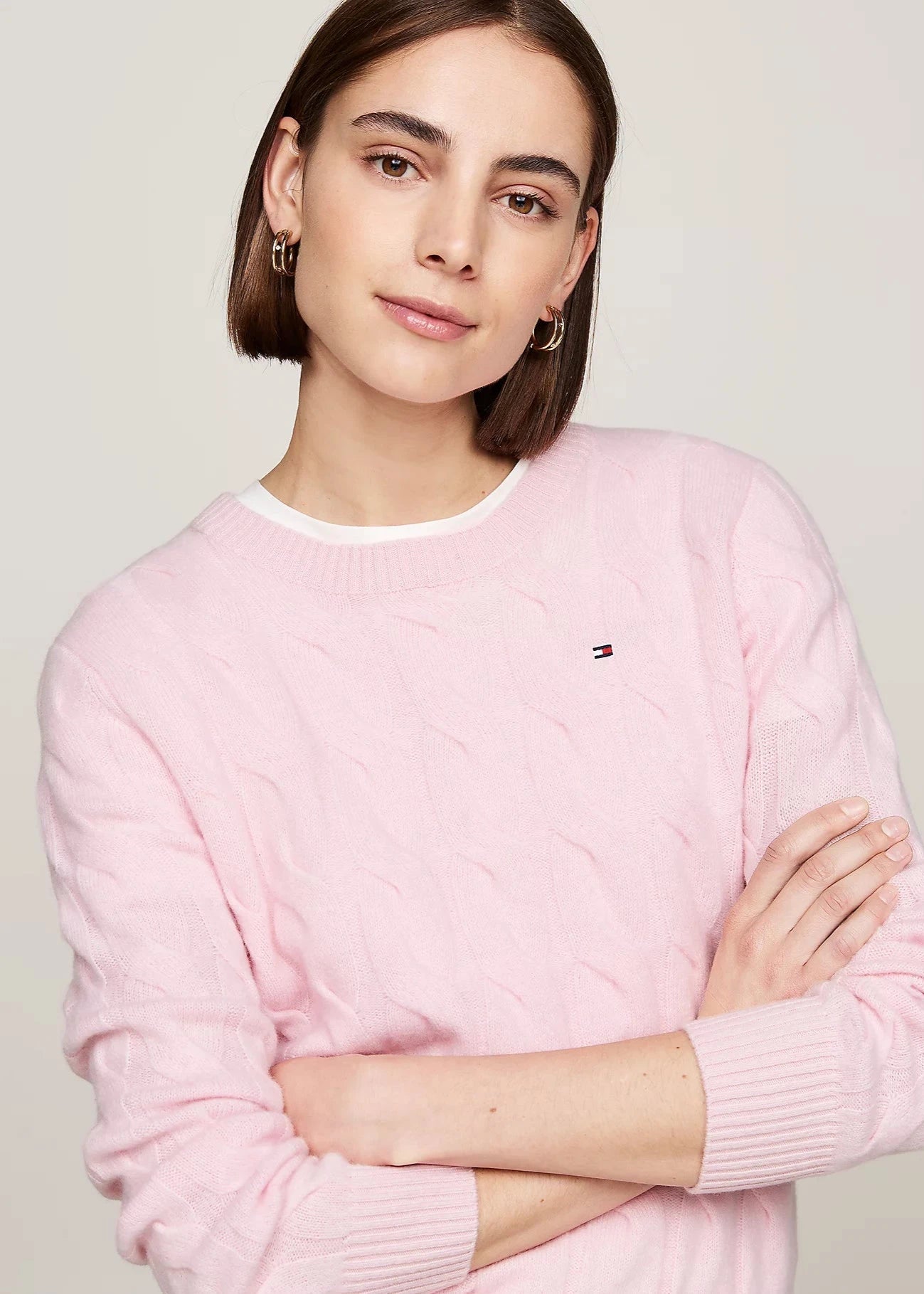 Pull torsadé Tommy Hilfiger rose en laine pour femme | Georgespaul