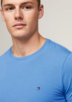 Afbeelding in Gallery-weergave laden, T-Shirt Tommy Hilfiger ajusté bleu en coton bio stretch

