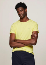 Laden Sie das Bild in den Galerie-Viewer, T-Shirt Tommy Hilfiger ajusté jaune en coton bio stretch
