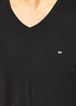 Laden Sie das Bild in den Galerie-Viewer, T-Shirt à logo Tommy Hilfiger noir col V en coton bio
