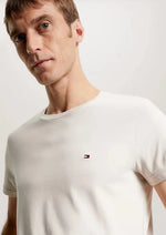 Laden Sie das Bild in den Galerie-Viewer, T-Shirt homme Tommy Hilfiger ajusté blanc en coton bio stretch | Georgespaul
