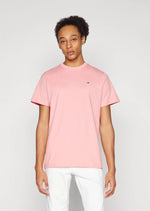 Charger l&#39;image dans la galerie, T-Shirt homme Tommy Jeans ajusté rose en coton bio | Georgespaul
