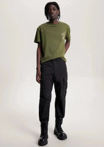Laden Sie das Bild in den Galerie-Viewer, T-Shirt homme signature Tommy Jeans kaki en coton bio | Georgespaul
