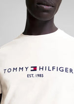 Charger l&#39;image dans la galerie, T-Shirt logo poitrine Tommy Hilfiger blanc pour homme I Georgespaul

