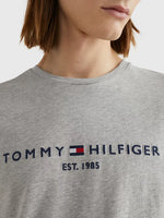 Charger l&#39;image dans la galerie, T-shirt homme à logo Tommy Hilfiger gris en coton bio | Georgespaul
