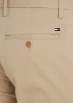 Charger l&#39;image dans la galerie, Pantalon chino Tommy Hilfiger beige en coton bio stretch | Georgespaul
