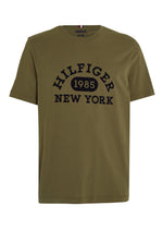 Charger l&#39;image dans la galerie, T-Shirt logo Tommy Hilfiger kaki en coton bio | Georgespaul
