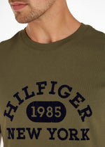 Laden Sie das Bild in den Galerie-Viewer, T-Shirt logo Tommy Hilfiger kaki en coton bio | Georgespaul
