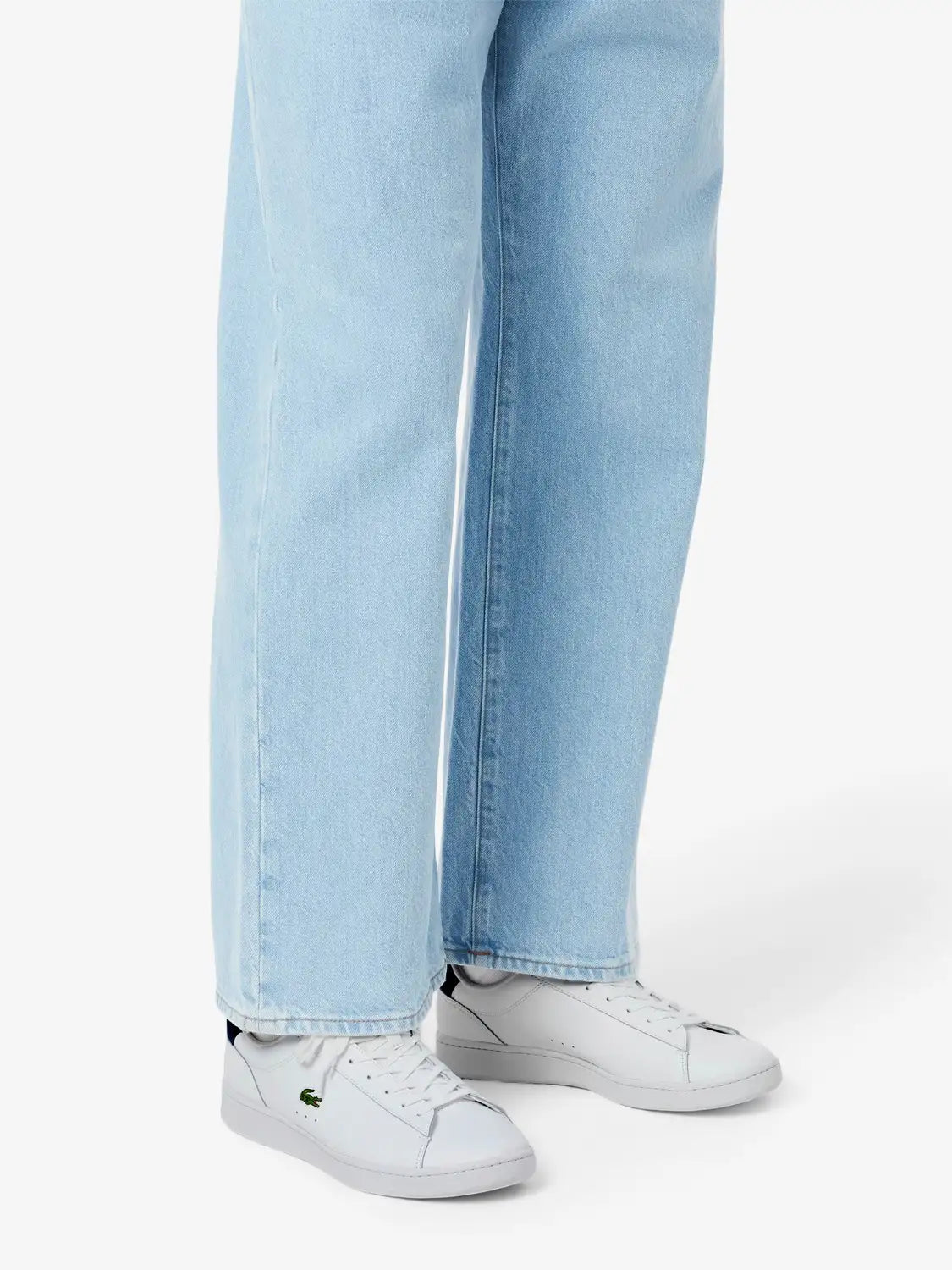 baskets-homme-lacoste-blanches-48sma0011042-porte-pantalon