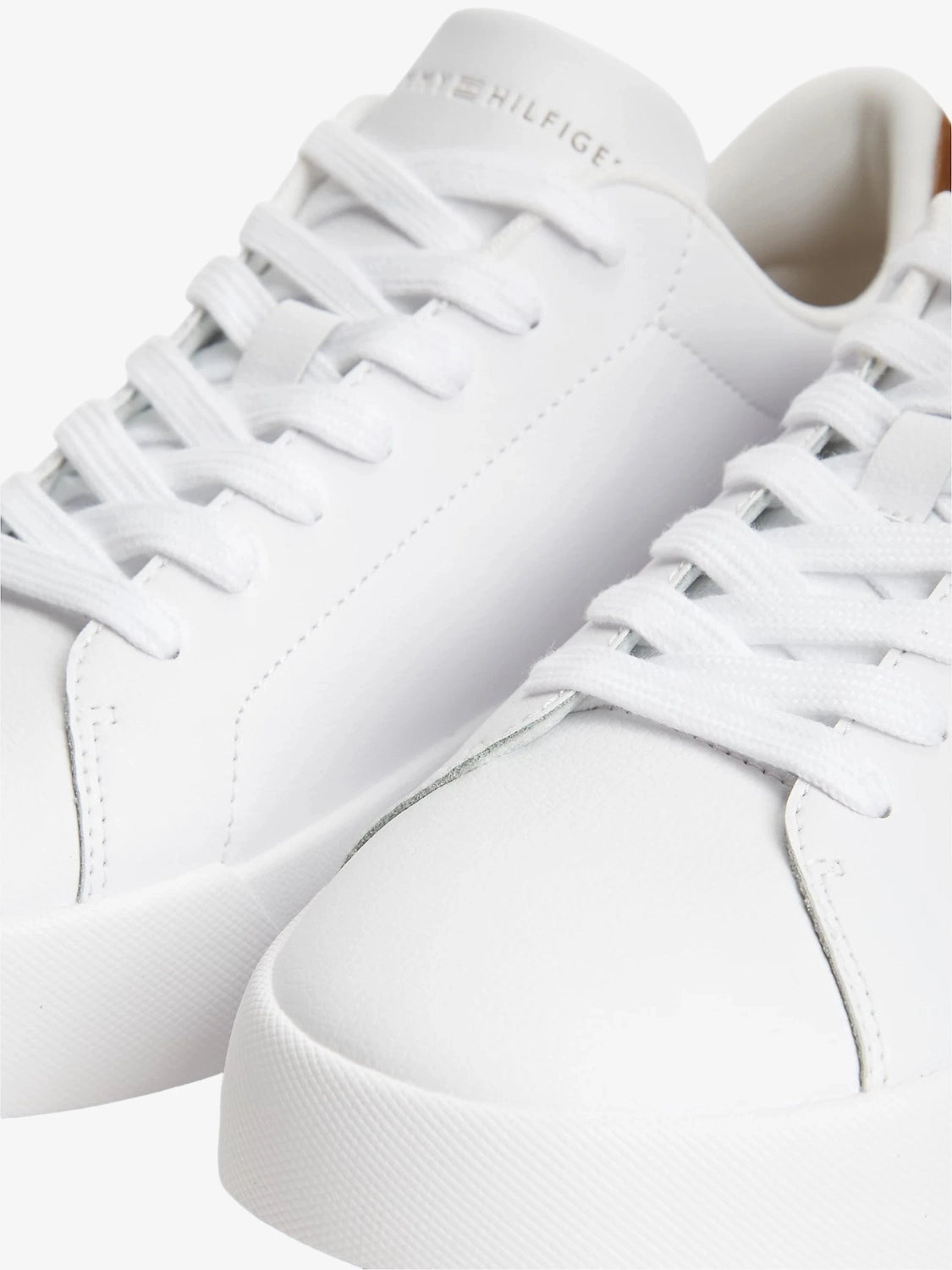 baskets-tommy-hilfiger-blanches-homme-cuir-FM0FM0536702R-zoom