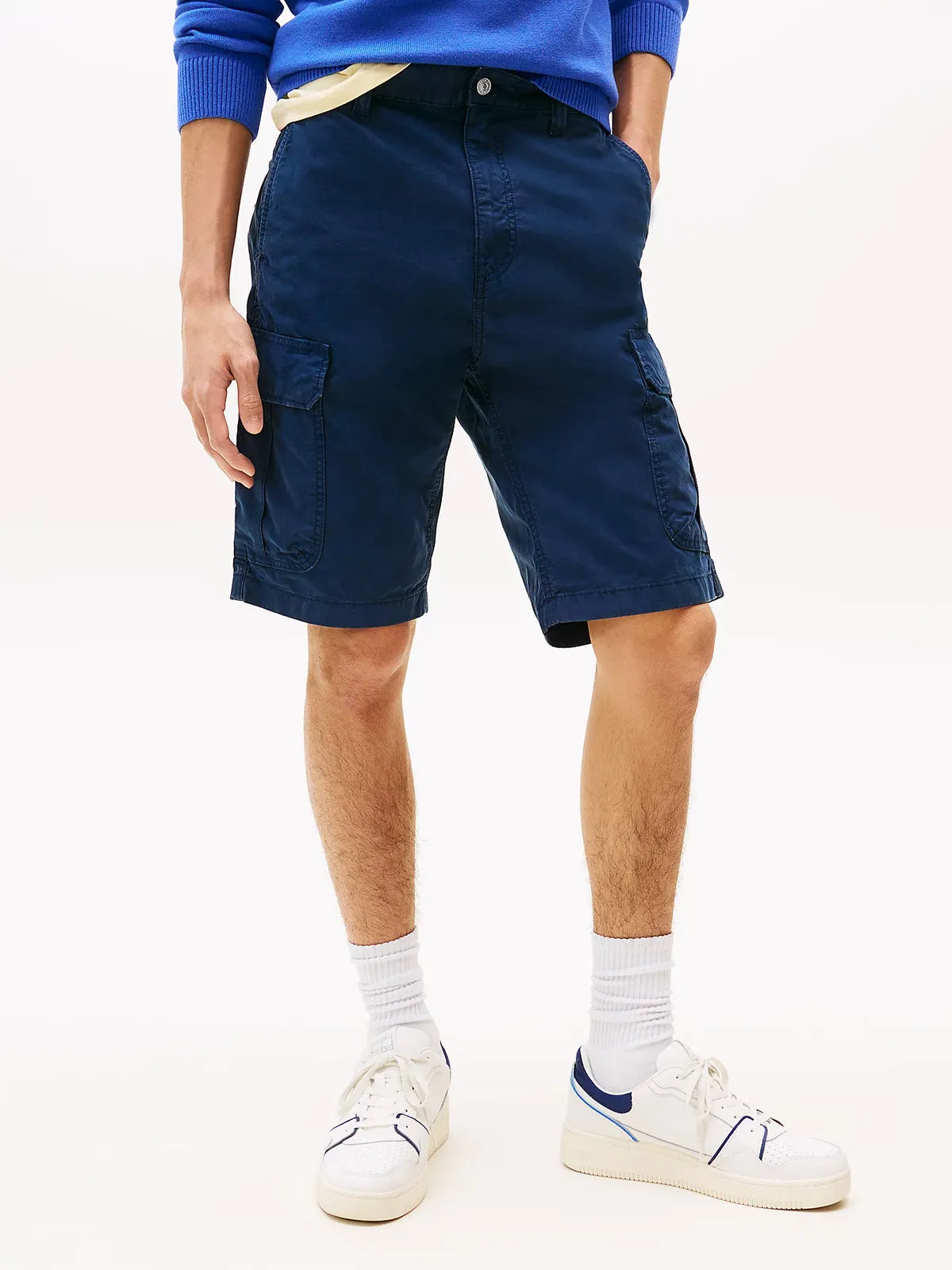bermuda-cargo-tommy-jeans-homme-marine-porte