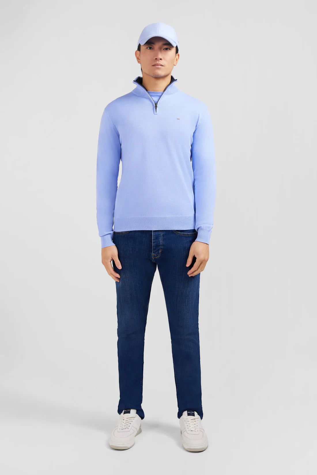 camionneur-eden-park-homme-bleu-face-porte