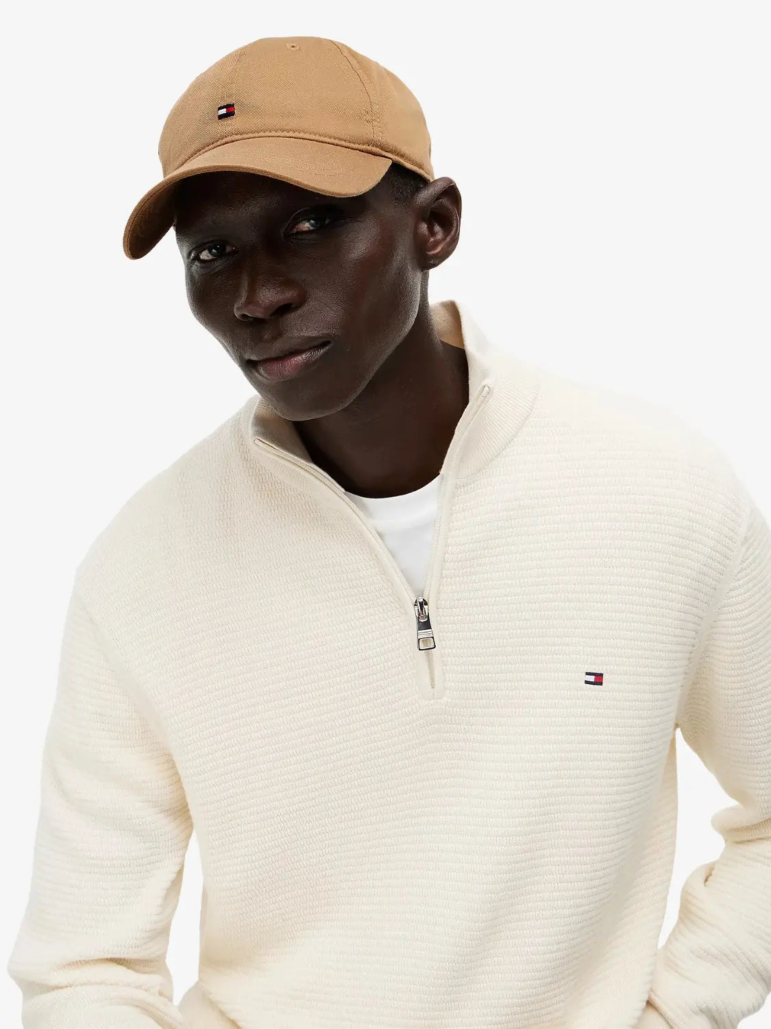 casquette-tommy-hilfiger-beige-AM0AM14099RBC-porte
