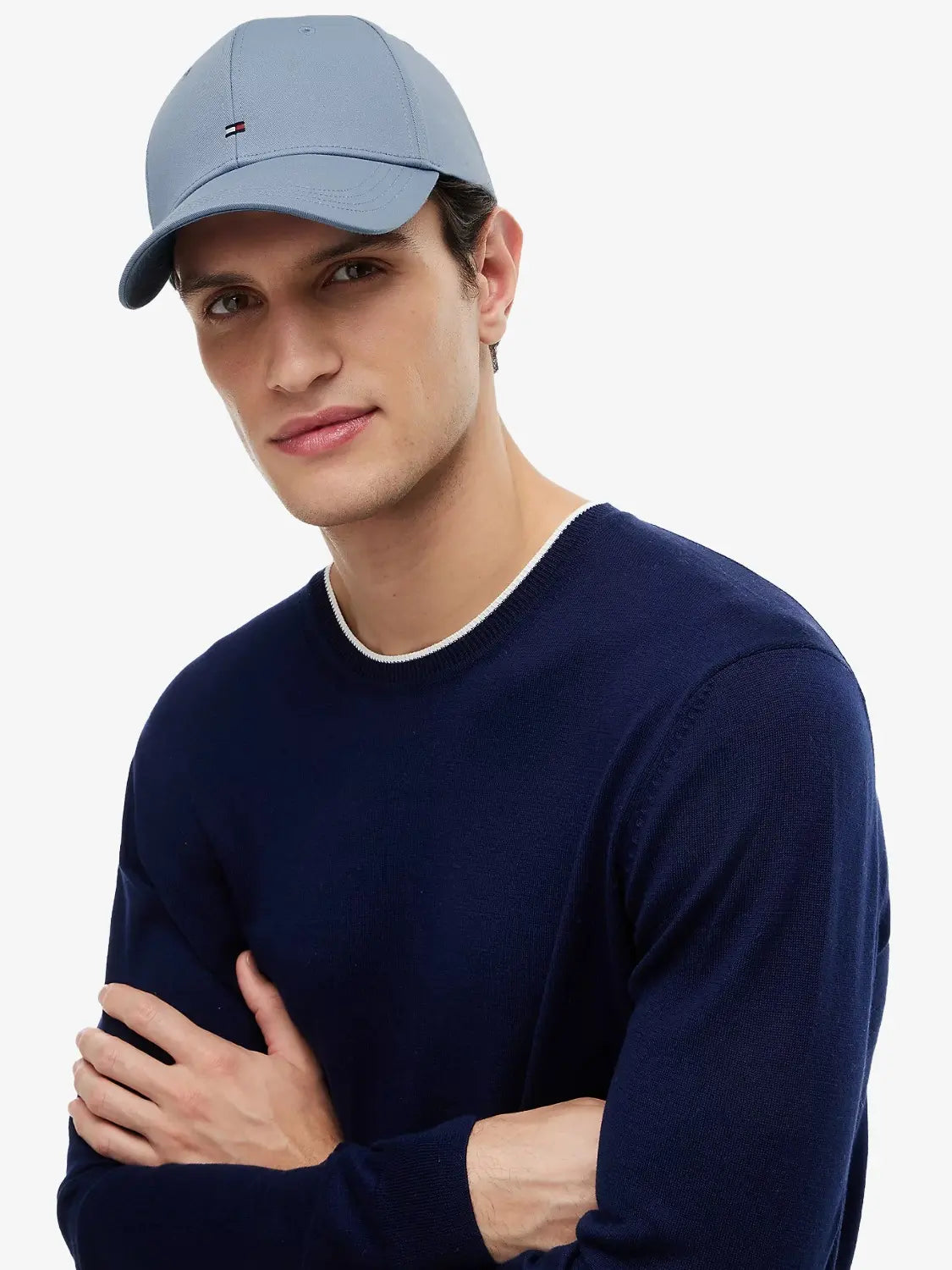 casquette-tommy-hilfiger-unisexe-bleue-AM0AM13008C2B-porte