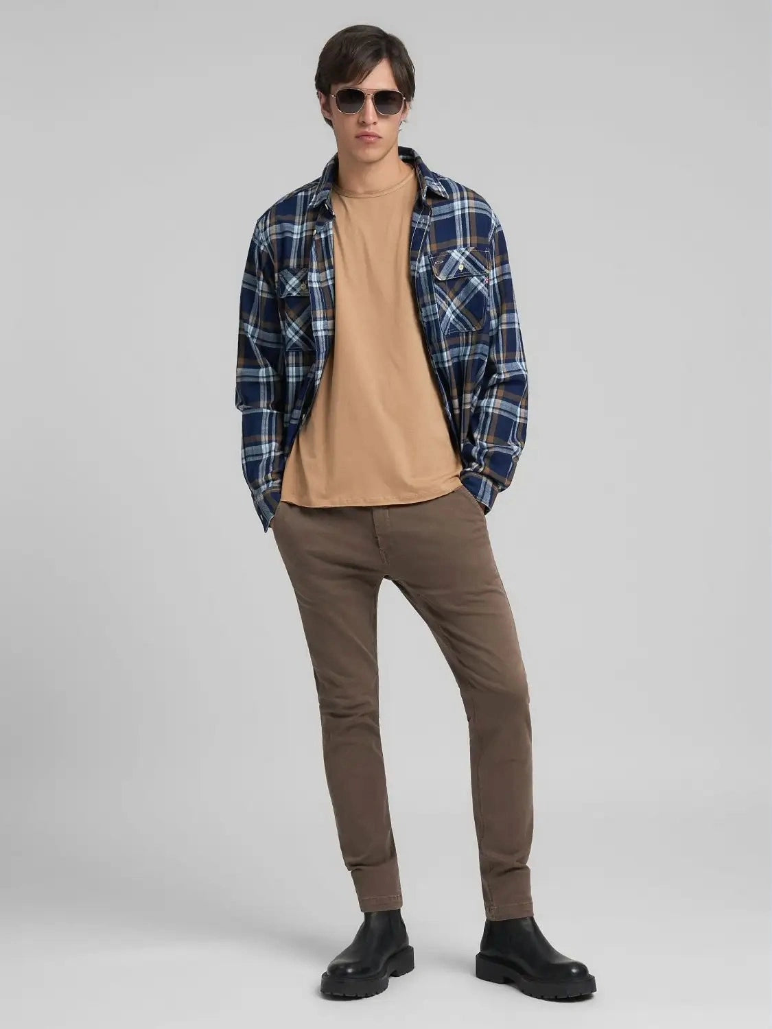 chemise-carreaux-replay-bleue-homme-porte