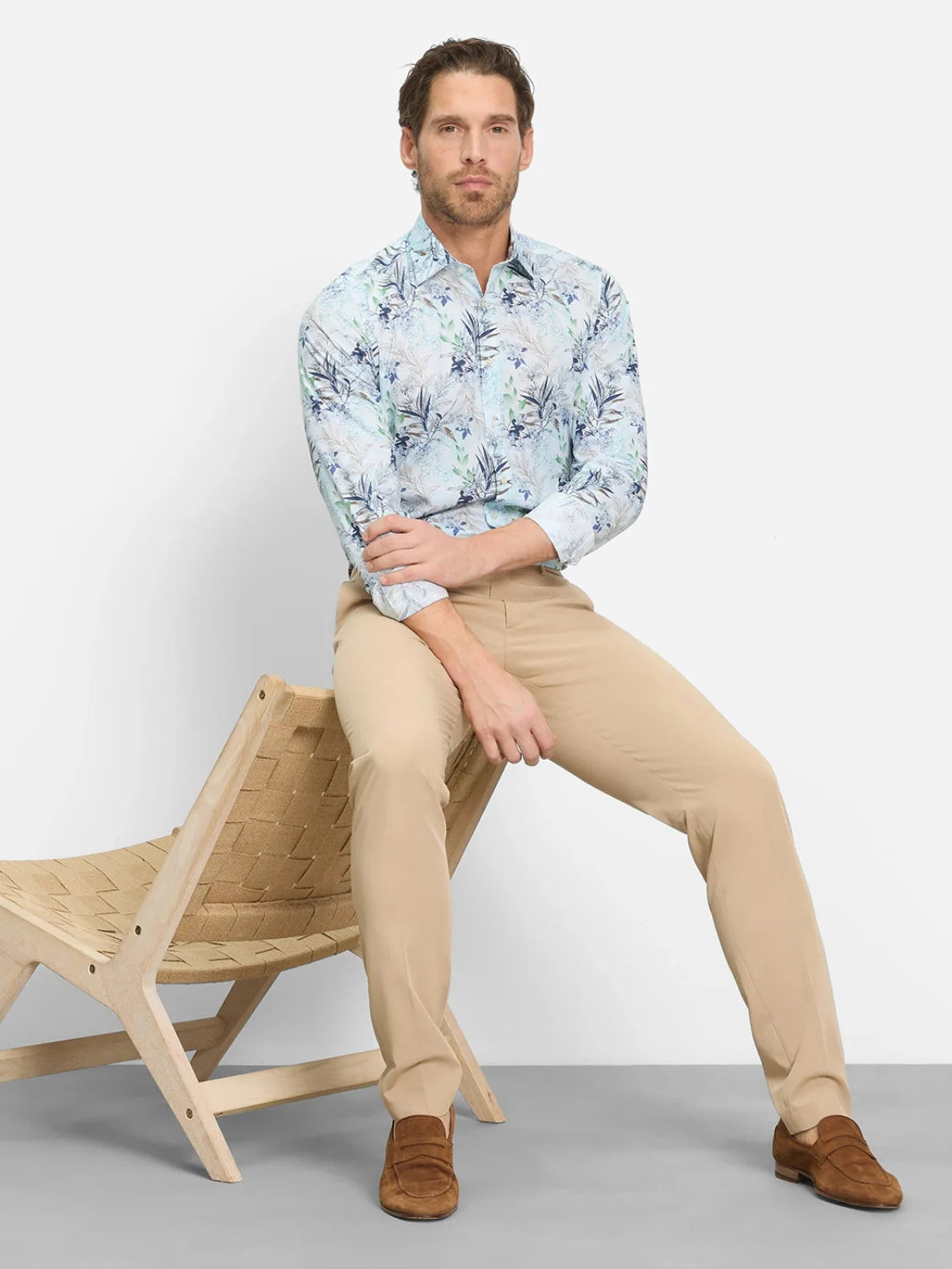 chemise-motifs-olymp-bleue-homme-porte