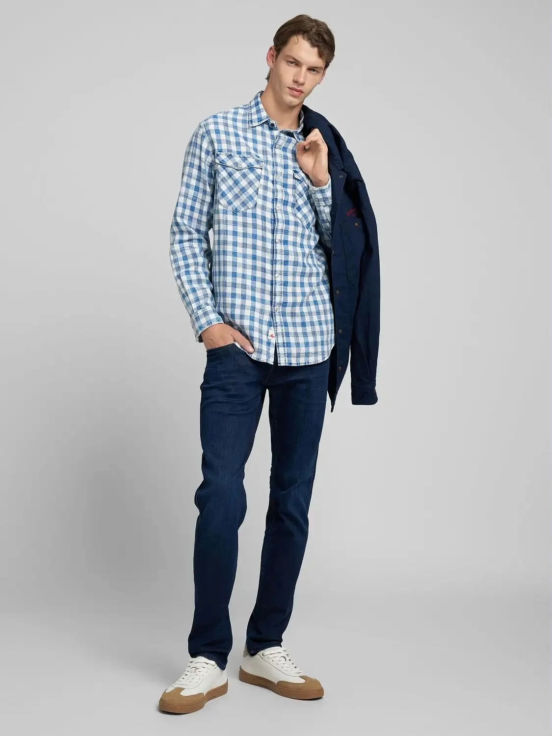 chemise-motifs-replay-bleue-homme-porte
