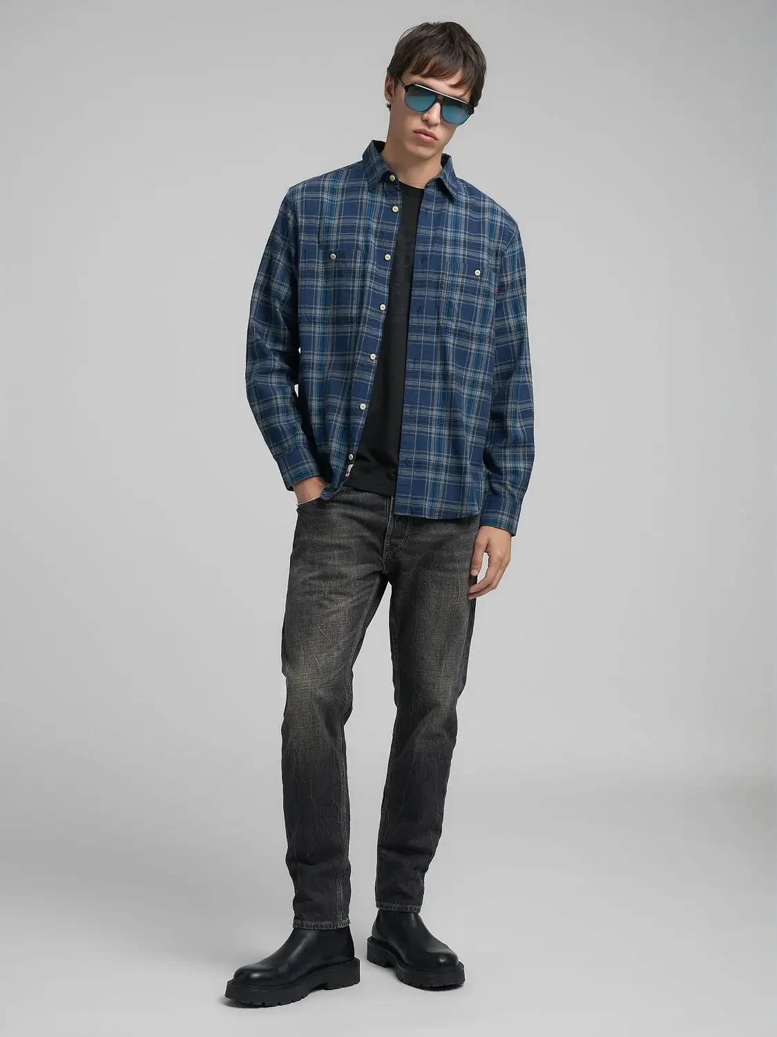 chemise-replay-bleue-carreaux-homme-porte