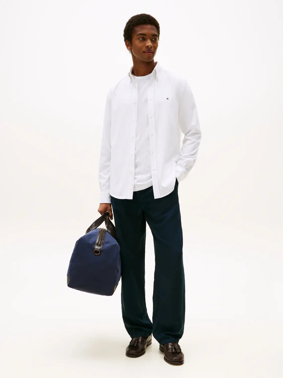 chemise-tommy-hifilger-homme-blanc-porte