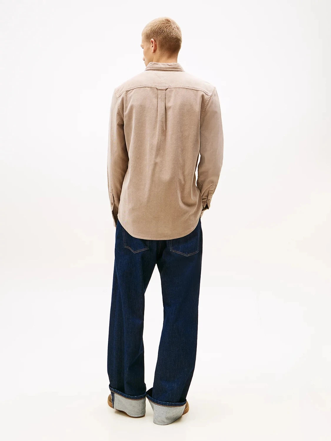 chemise-tommy-jeans-velours-beige-homme-dos