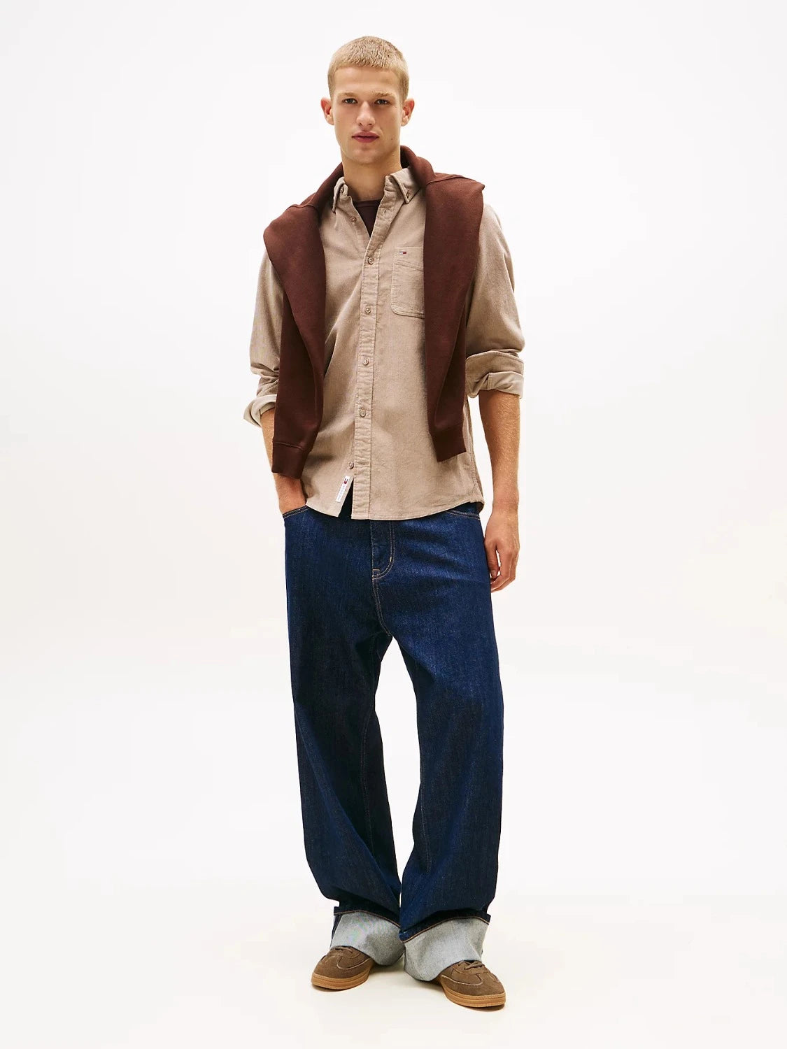 chemise-tommy-jeans-velours-beige-homme-porte