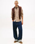 chemise-tommy-jeans-velours-beige-homme-porte