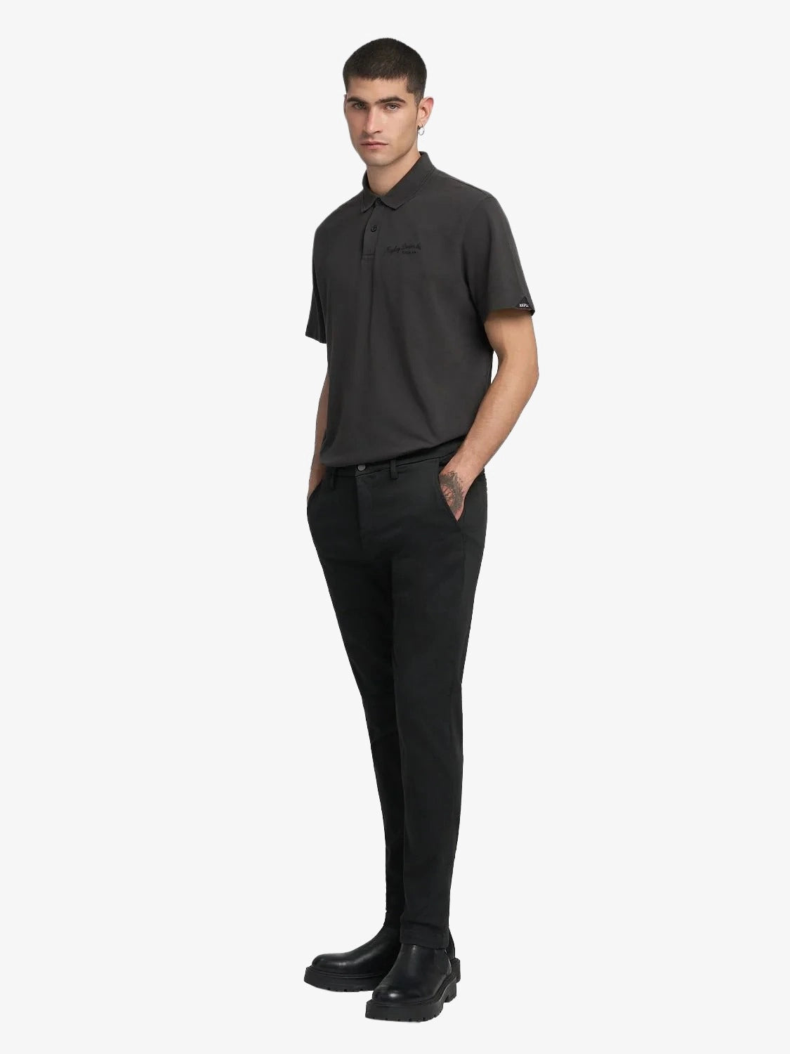 chino-relay-homme-noir-M9627E.000.8366197 040-porte-face