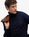 col-roule-tommy-hilfiger-marine-homme-MW0MW28048DW5-face-zoom