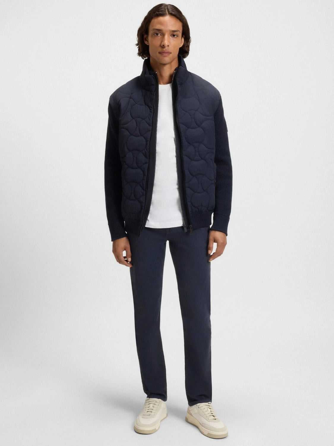 gilet-zippe-boss-homme-marine-porte