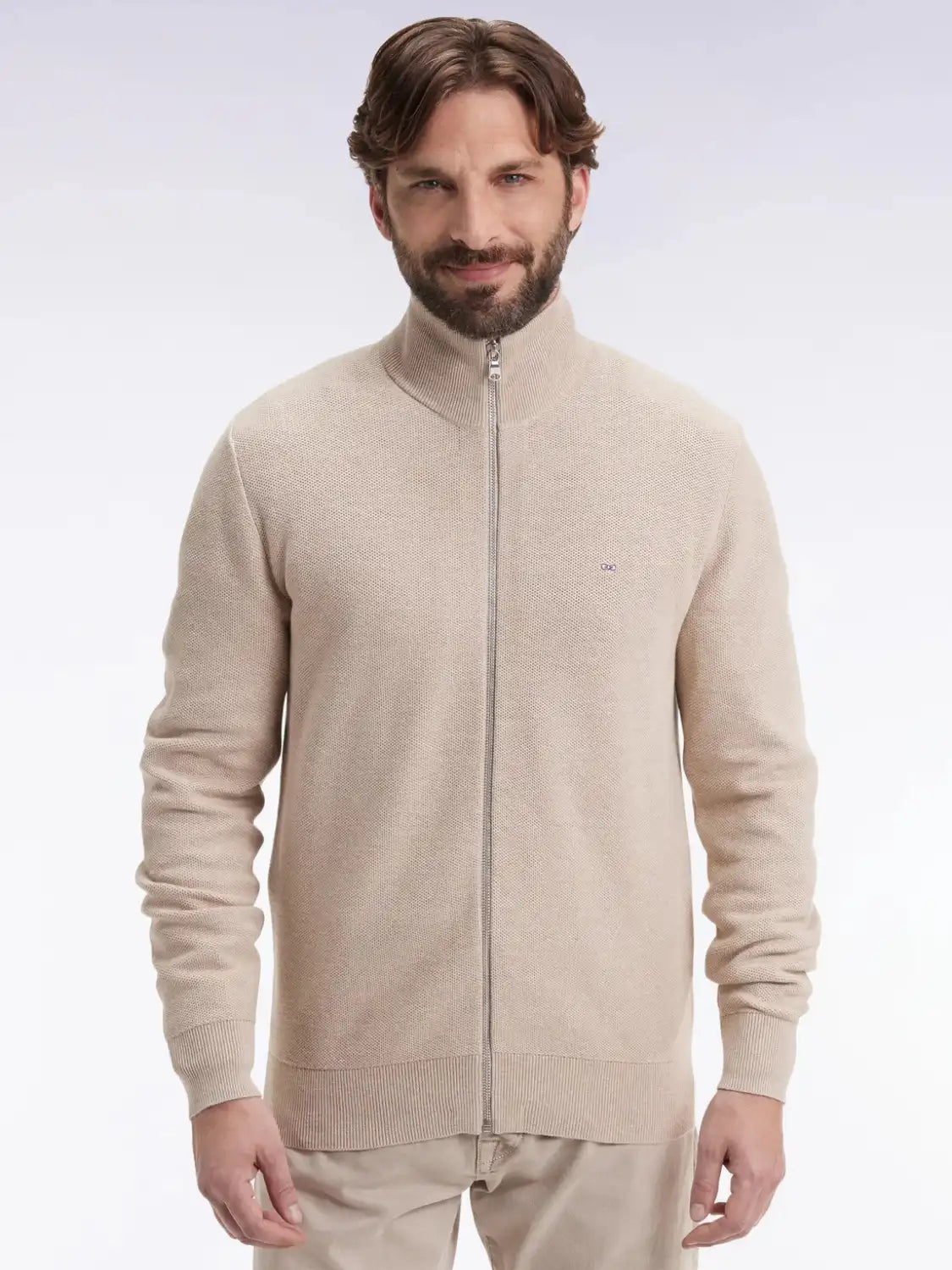 gilet-zippe-eden-park-homme-beige-face-porte