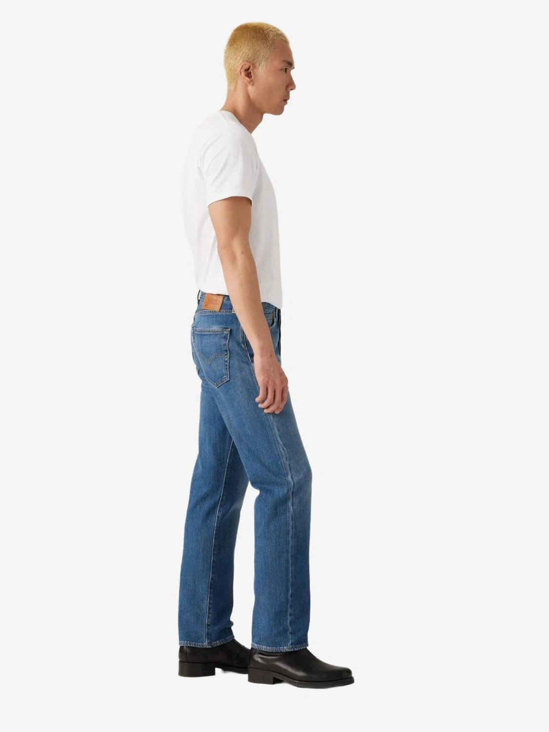 jean-501-levis-homme-bleu-porte-profil