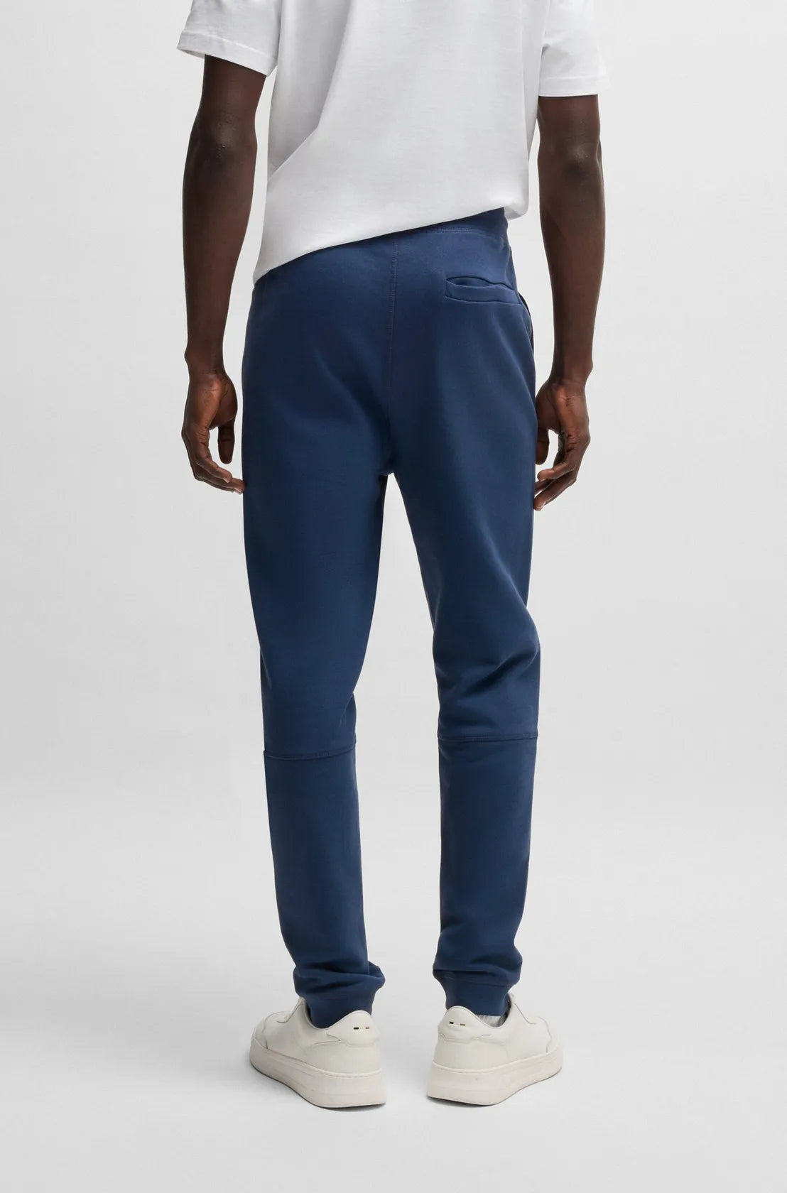 jogging-boss-homme-marine-dos