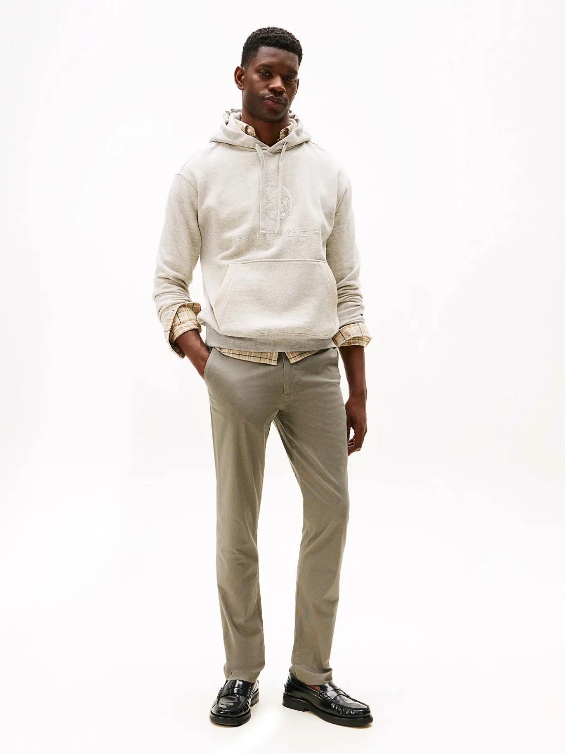 pantalon-chino-tommy-hilfiger-gris-homme-porte