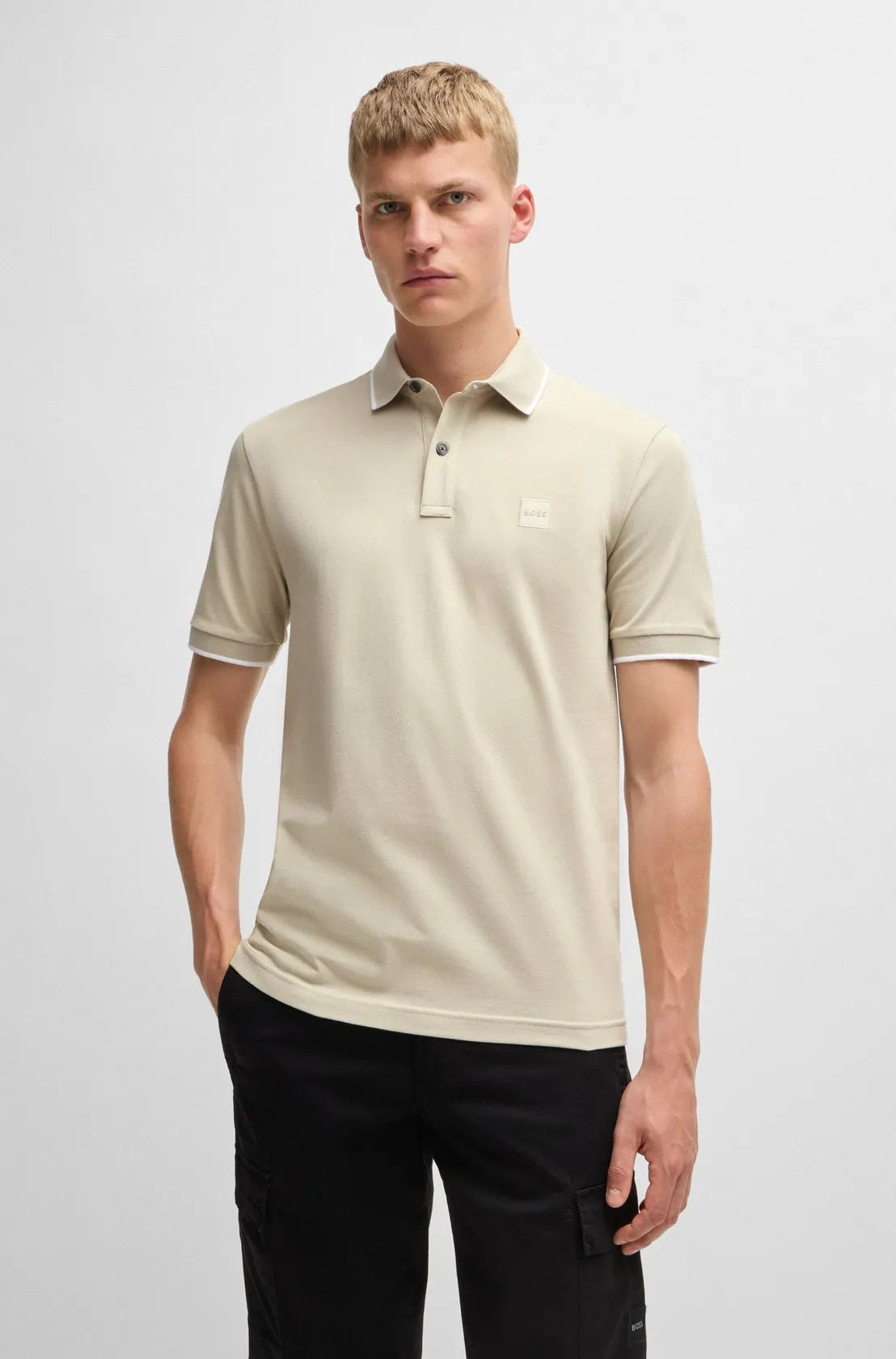 polo-boss-homme-beige-face-porte