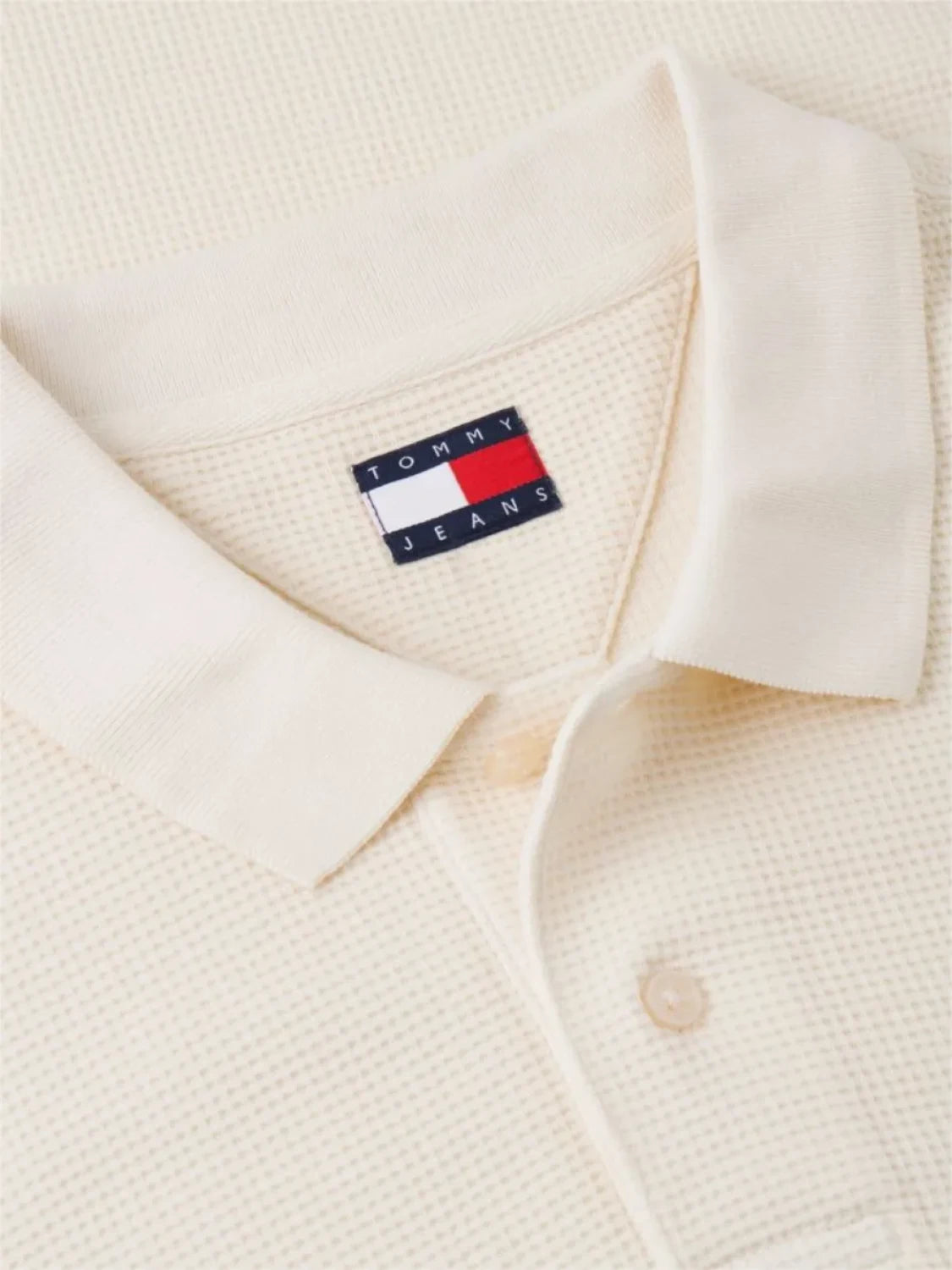 polo-tommy-jeans-blanc-detail