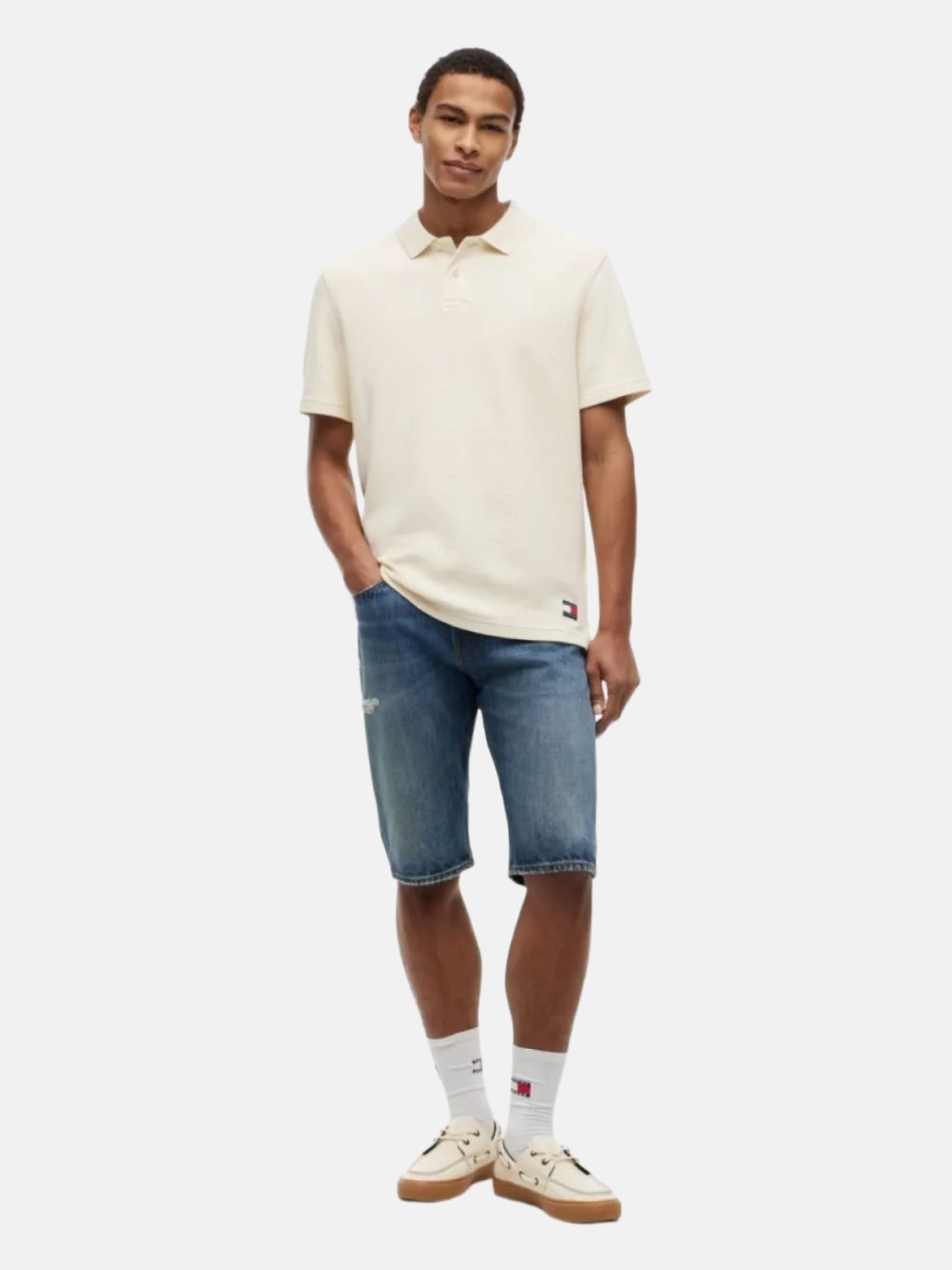 polo-tommy-jeans-blanc-porte