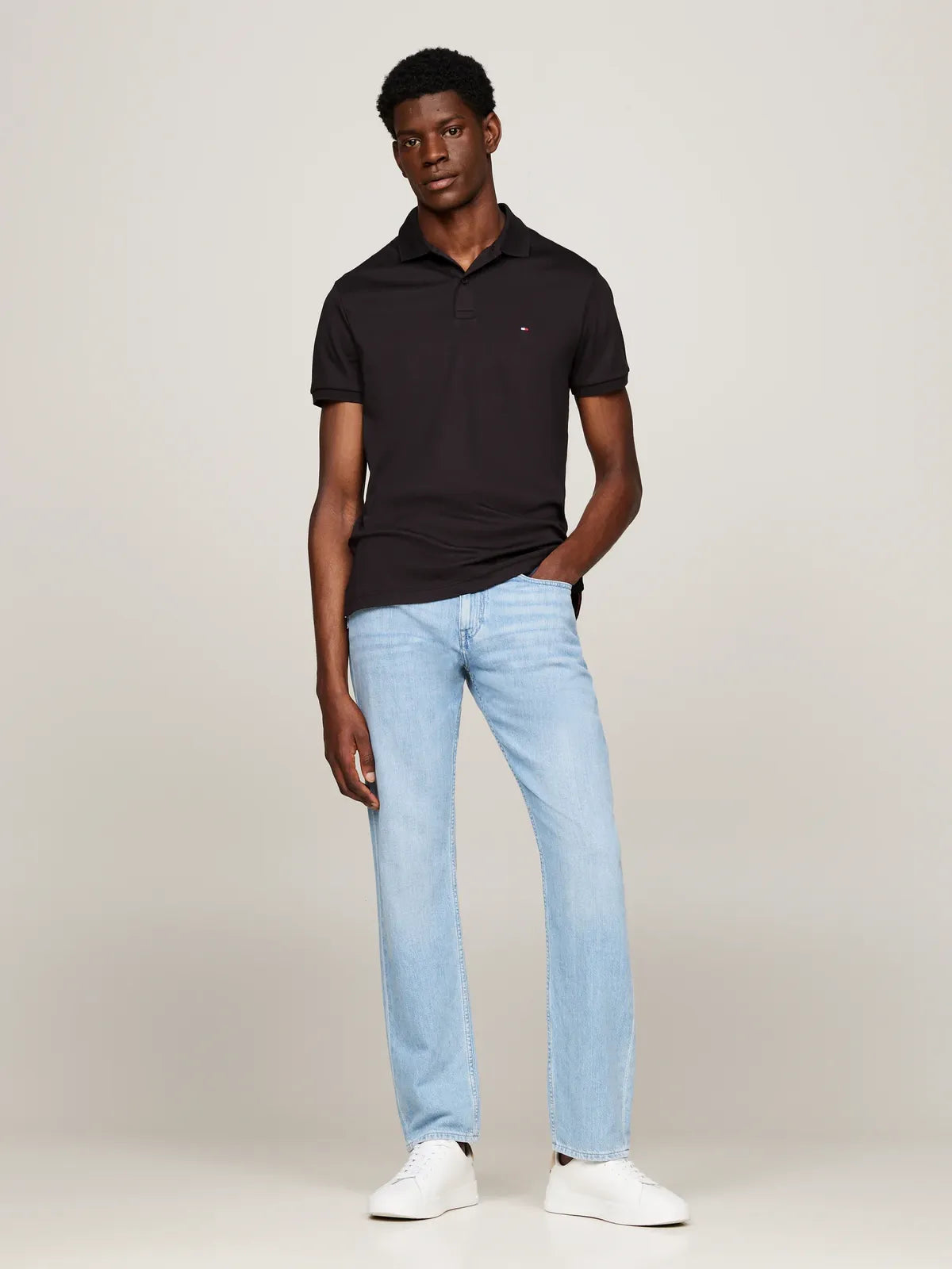 polo-tommyhilfiger-homme-noir-porte