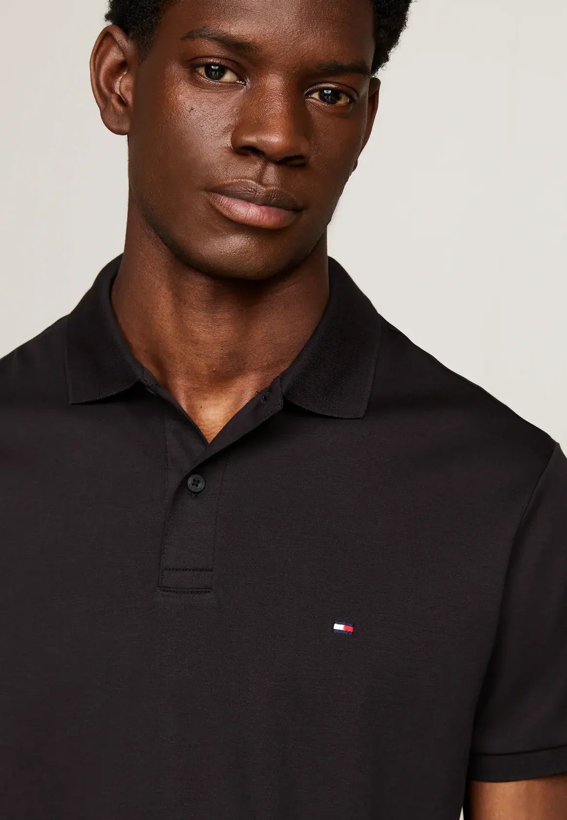 polo-tommyhilfiger-homme-noir-zoom