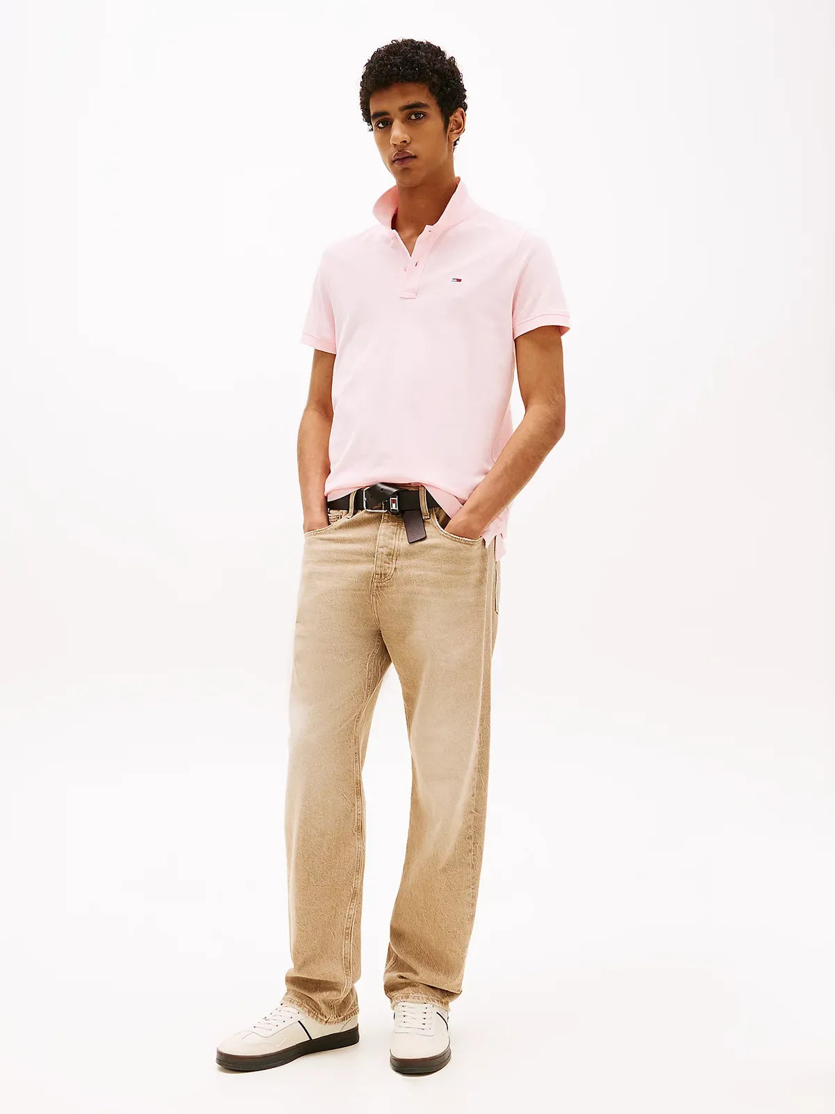 polo-tommyjeans-homme-rose-porte