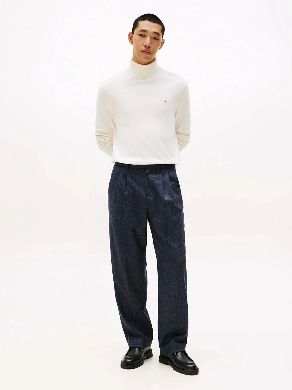 pull-col-roule-tommy-hilfiger-cachemire-homme-porte