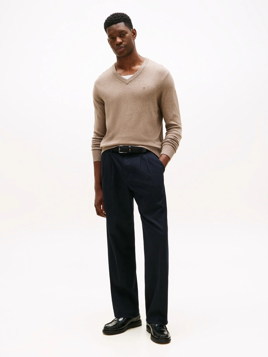 pull-col-v-tommy-hilfiger-homme-beige-porte