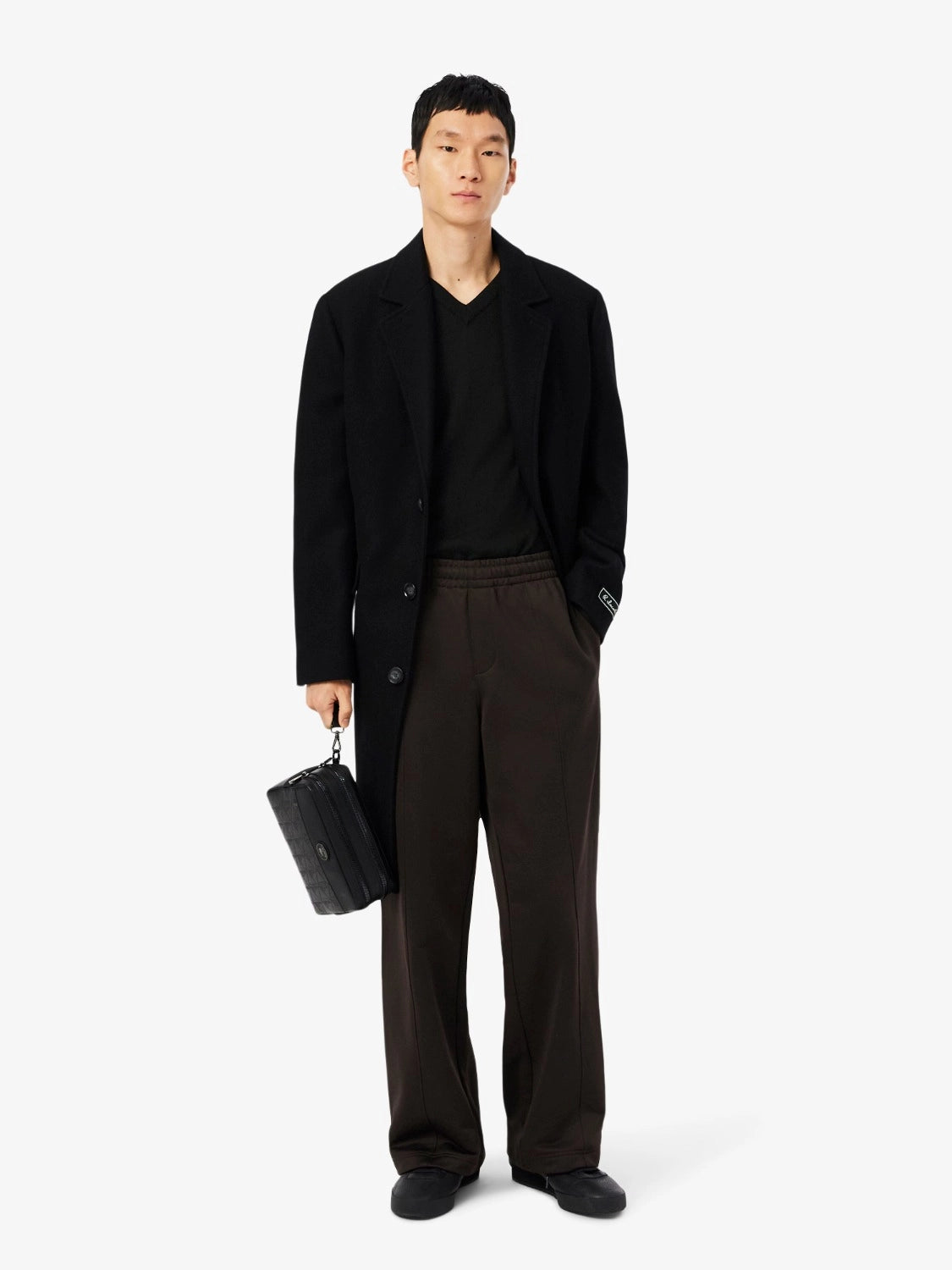 pull-lacoste-laine-noir-homme-porte